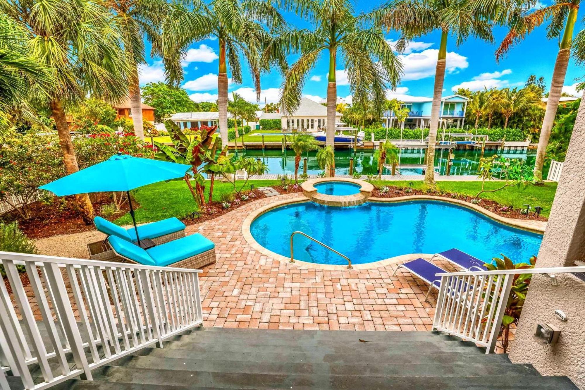 Bikinis And Martinis Waterfront Canal Villa Anna Maria Exterior photo